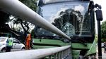 Foto-foto Bus TransJ Seruduk Pembatas Jalan di Simprug