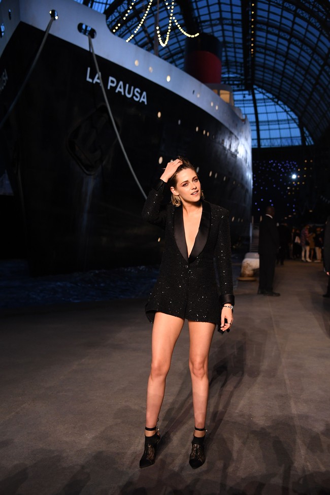Sejumlah selebriti mewarnai fashion show Chanel koleksi Cruise 2018 di Paris, Prancis, Kamis (3/5/2018). Duduk di baris front row, aktris Kristen Stewart dan Margot Robbie. Keduanya adalah wajah dari rumah mode besutan Coco Chanel itu. Foto: Pascal Le Segretain/Getty Images for Chanel