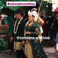 Inilah penampilan Sekar dan Ajie saat resepsi pernikahan mereka yang digelar mewah di Hotel Kempinski, Jakarta, Minggu (6/5/2018) malam. Kedua mempelai berganti busana. Jika saat akad nikah memakai adat Jawa, ketika resepsi menjadi adat Sunda. Sang pengantin wanita memakai kebaya hijau lumut yang panjangnya menyapu lantai. Sekar juga mengenakan mahkota dan hiasan kepala seperti pengantin Sunda. Foto: Instagram/Cendana Archives