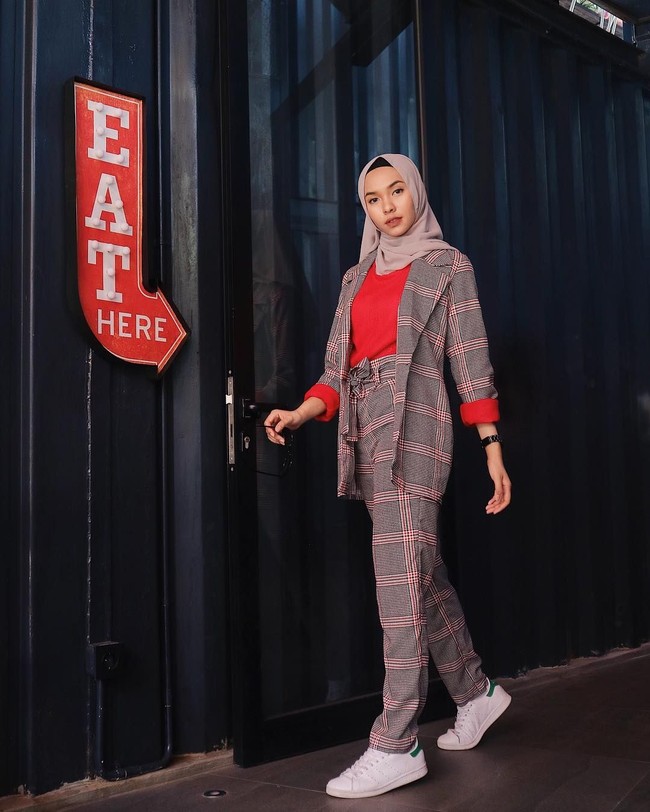 Variasikan foto OOTD-mu agar tidak monoton. Salah satu selebgram hijab yang lihat berpose OOTD adalah Fita Wulansari. Perempuan asal Malang itu juga berprofesi sebagai model muslimah. Foto: Instagram Fita Wulansari