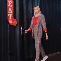 Variasikan foto OOTD-mu agar tidak monoton. Salah satu selebgram hijab yang lihat berpose OOTD adalah Fita Wulansari. Perempuan asal Malang itu juga berprofesi sebagai model muslimah. Foto: Instagram Fita Wulansari