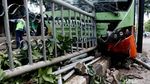Foto-foto Bus TransJ Seruduk Pembatas Jalan di Simprug