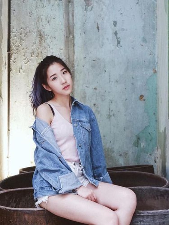 Seorang wanita penjual minuman di cafe pusat perbelanjaan Kuala Lumpur, Malaysia, Lot 10 jadi sorotan pada Mei 2017 lalu. Ia adalah Hazel Chen. Sejak viral dan meraih banyak popularitas, Hazel kini juga berprofesi sebagai model. Foto: Istimewa