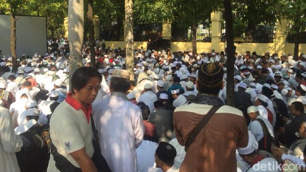 Jelang Putusan Gugatan Pembubaran, Massa HTI Lesehan Doa Bersama
