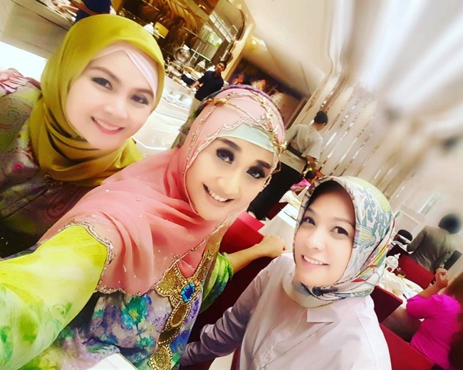 Pada acara buka puasa persama, Paramitha Rusady tampil glamor dengan aksesori keemasan di bagian kepalanya. Ia padukan hijab bernuansa peach dengan kaftan bernuansa hijau. Foto: Instagram Paramitha Rusady