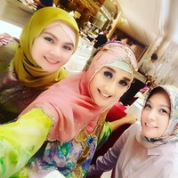 Pada acara buka puasa persama, Paramitha Rusady tampil glamor dengan aksesori keemasan di bagian kepalanya. Ia padukan hijab bernuansa peach dengan kaftan bernuansa hijau. Foto: Instagram Paramitha Rusady