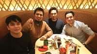 Sushi juga jadi salah satu makanan favorit Dude ketika sedang berkumpul bersama teman. Tak lupa ocha hangat dan dingin sebagai pelengkap suasana. Foto: Instagram @dude2harlino