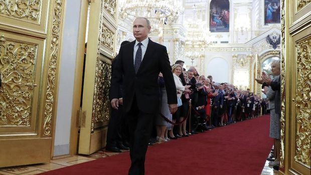 Presiden Rusia Vladimir Putin berjalan sebelum pelantikan di Kremlin, Moskow