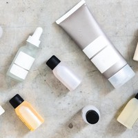 Melaju ke 2010 sampai sekarang, produk perawatan jerawat makin canggih dan beragam jenisnya. Mulai dari masker jerawat, plester jerawat, facial oil, mikrodermabrasi hingga acne peeling. Foto: Thinkstock