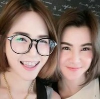 Sebuah kedai kopi di Thailand jadi sorotan dan viral karena banyak pelanggan yang rela antre mengunjunginya. Kedai kopi Cup C mempunyai konsep yang unik untuk menarik perhatian pengunjung. Salah satunya, pegawai yang bekerja di kedai yang terletak di Ratchaburi, Thailand bagian Tengah, ini adalah wanita cantik. Foto: Istimewa