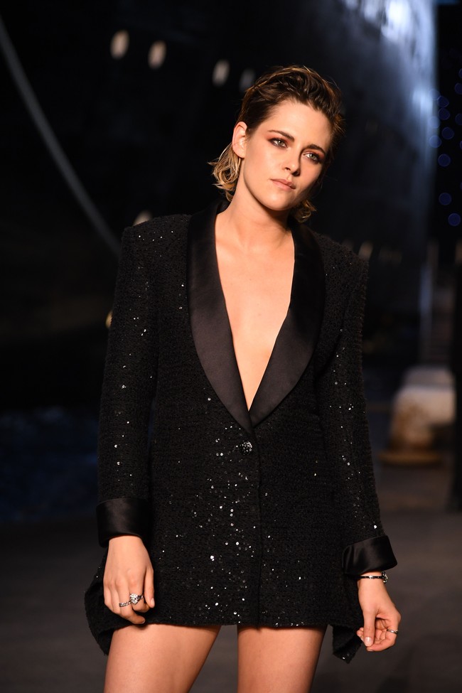 Kristen Stewart mencuri perhatian dengan gaya tomboi seksi khasnya dalam balutan gaun bersiluet tuksedo. Tentu saja, gaun tersebut rancangan Karl Lagerfeld, sang direktur kreatif Chanel. Foto: Pascal Le Segretain/Getty Images for Chanel