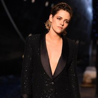 Kristen Stewart mencuri perhatian dengan gaya tomboi seksi khasnya dalam balutan gaun bersiluet tuksedo. Tentu saja, gaun tersebut rancangan Karl Lagerfeld, sang direktur kreatif Chanel. Foto: Pascal Le Segretain/Getty Images for Chanel