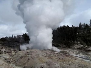 Geyser Tertinggi di Dunia yang Terus Meletus