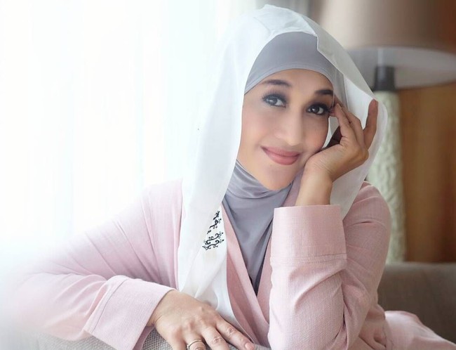 Aktris Paramitha Rusady tetap cantik di usianya yang tak lagi muda. Aktris legendaris ini pun tak jarang memakai hijab pada momen-momen tertentu. Foto: Instagram Paramitha Rusady