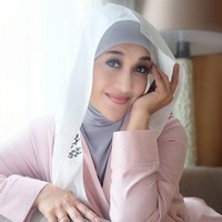 Aktris Paramitha Rusady tetap cantik di usianya yang tak lagi muda. Aktris legendaris ini pun tak jarang memakai hijab pada momen-momen tertentu. Foto: Instagram Paramitha Rusady