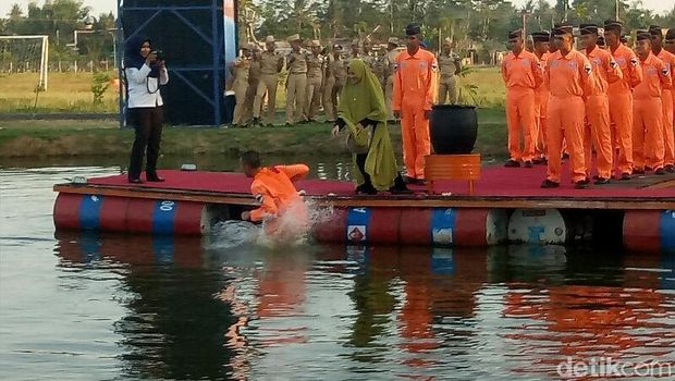 Bisa Terbang Solo, Taruna-taruna Ini 'Dihadiahi' Mandi Kembang