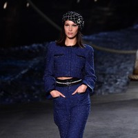 Tampak Bella Hadid turut masuk dalam barisan model pilihan Karl. Adik dari Gigi Hadid itu menebar pesonanya dengan cropped blouse biru dan celana lebar senada. Foto: Pascal Le Segretain/Getty Images for Chanel