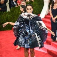 Adik Beyonce, Solange Knowles, unik dengan gaun perak rancangan Giles di MET Gala 2015. (Foto: Getty Images)
