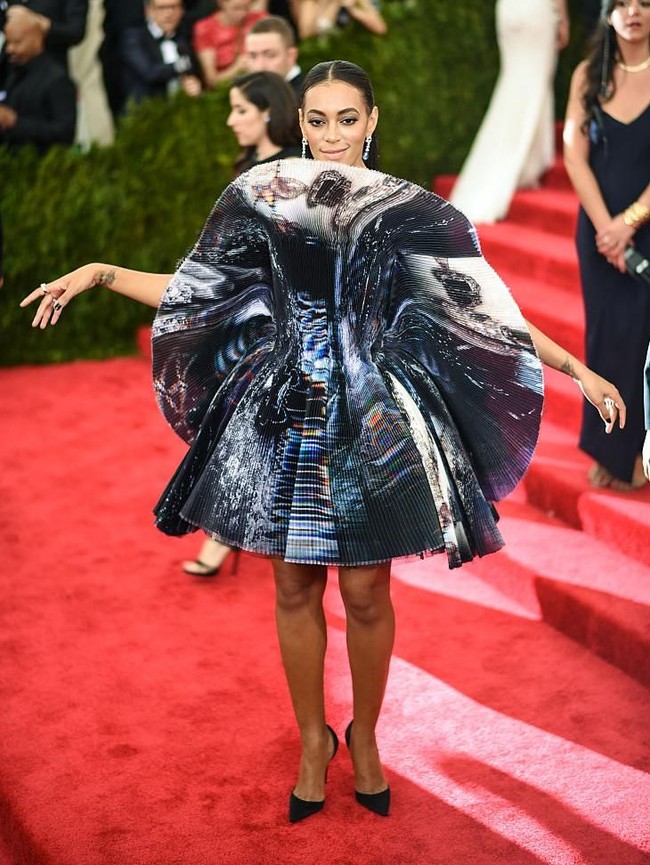 Adik Beyonce, Solange Knowles, unik dengan gaun perak rancangan Giles di MET Gala 2015. (Foto: Getty Images)