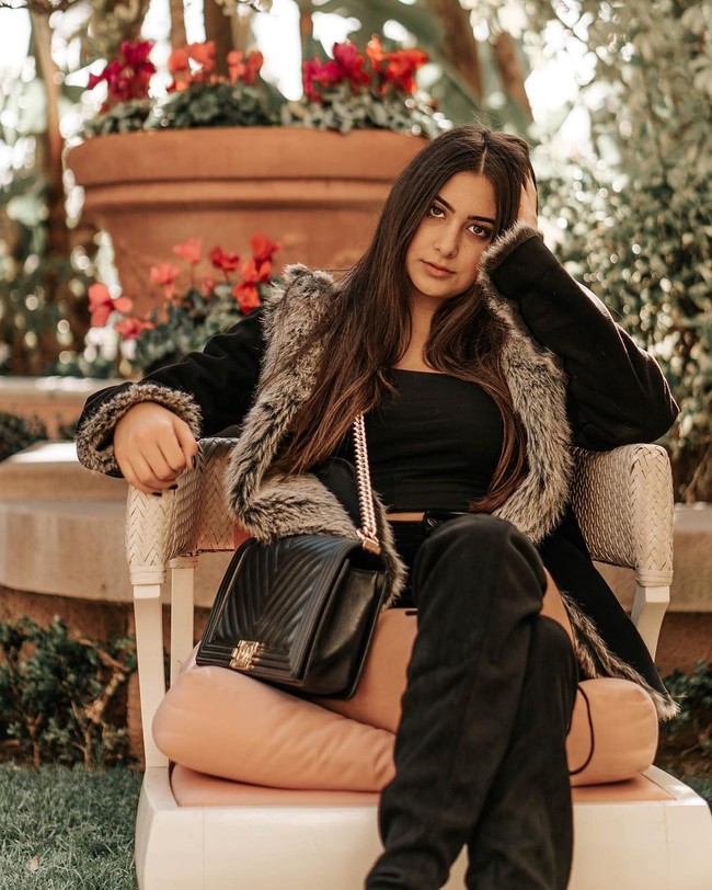 Nicolette juga menambahkan bahwa ia menginginkan mobil Mercedes Benz G-Wagen senilai $231 ribu atau Rp 3,1 miliar untuk ulang tahunnya yang ke 16, karena ia sudah menginginkannya selama dua tahun dan ia juga membutuhkan itu. Ibu Nicolette tak setuju, ia pun menawarkannya Mercedes C Class baru sebagai gantinya. Nicolette mengatakan ia akan menerimanya tapi tak akan pernah memakainya. Foto: Instagram