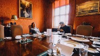 Ini kegiatan lain Pangeran Mateen di hari Minggu. Bersama kerabatnya ia duduk di sebuah ruang makan. Nampak potongan mentega dan sup sudah ada di atas meja. Foto: Instagram tmski