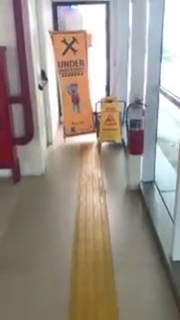Jalur pemandu tuna netra mengarah ke jendela di Stasiun Skytrain Bandara Soetta