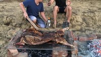 Nggak cuma memanggang daging di alat BBQ, Pangeran Mateen juga bisa membuat asado atau BBQ tradisional gaya Argentina. Kira-kira hewan apa yang dipanggangnya ya?  Foto: Instagram tmski