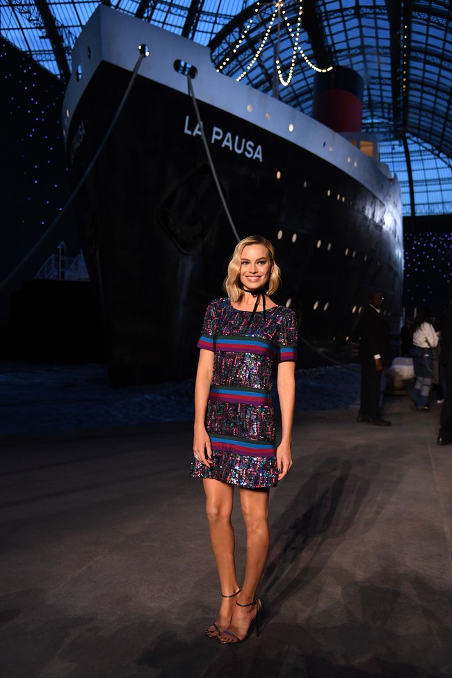 Lain halnya dengan Margot Robbie. Bintang film I, Tonya itu memakai gaun warna-warni berbalur payet yang berkilauan. Foto: Pascal Le Segretain/Getty Images for Chanel