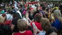 Tidak hanya warga Turki yang meramaikan perayaan ini tetapi juga banyak wisatawan asing yang ikut menari ikut serta merayakan Festival Kakava. Chris McGrath/Getty Images.