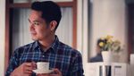 Bikin Melek! Begini Gaya 10 Aktor Ganteng Indonesia Kalau Lagi Ngopi