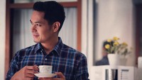 Secangkir kopi hangat selalu mengawali pagi hari Dude Harlino sebelum beraktivitas. Suami Allysa Soebandono ini selalu melemparkan senyum ramah di berbagai kesempatan. Foto: Instagram @dude2harlino