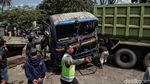 Truk Nyemplung Selokan di Cilincing