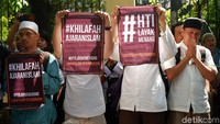 Massa HTI mayoritas memakai pakaian putih lengkap dengan peci. Mereka juga membawa sejumlah poster, salah satunya bertuliskan #HTI Layak Menang.