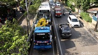 Bus diangkut menggunakan mobil derek.