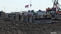 Proyek ini masuk dalam kategori pekerjaan tanggul pengaman pantai Jakarta tahap II.
