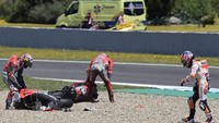 Sementara Lorenzo menganggapnya sebagai nasib buruk semata, meski dia juga meminta maaf pada Dovi dan Ducati.  (AFP PHOTO / JAVIER SORIANO)