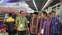 Mendikbud Borong Karya Siswa SMK di Puncak Acara Hardiknas 2018