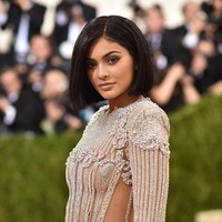Kylie Jenner berbalut gaun ketat Balmain yang mempertegas lekuk tubuhnya yang seksi di MET Gala 2016. (Foto: Getty Images)