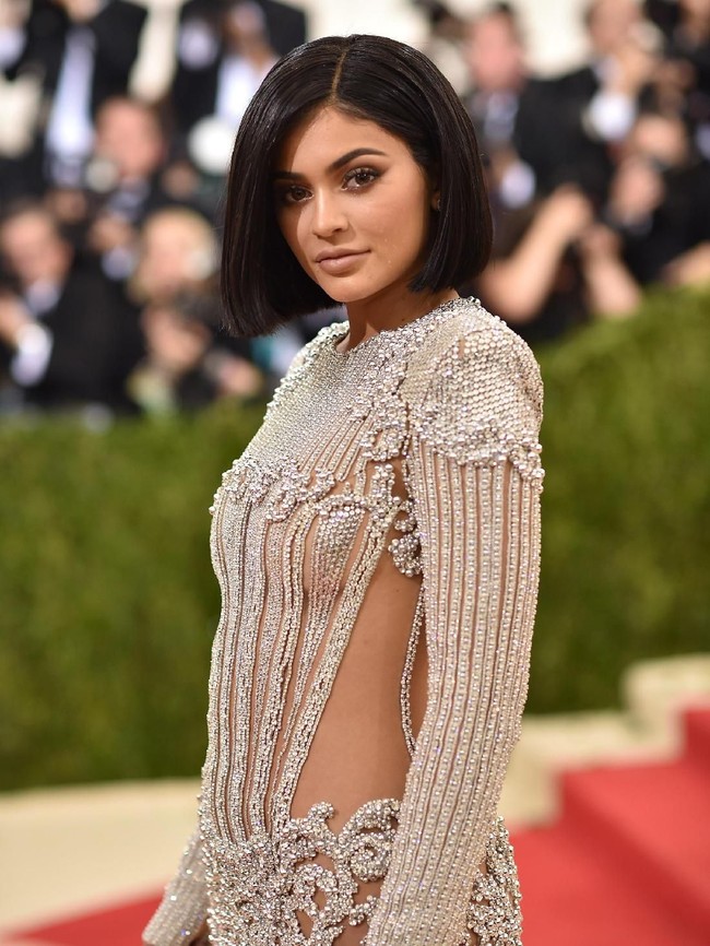 Kylie Jenner berbalut gaun ketat Balmain yang mempertegas lekuk tubuhnya yang seksi di MET Gala 2016. (Foto: Getty Images)