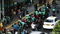 Aksi ini tentunya mengganggu pengendara lain yang melintas di jalan tersebut.