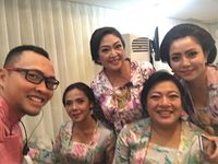 Mayangsari berpose bersama anggota keluarga Cendana saat siraman Sekar.