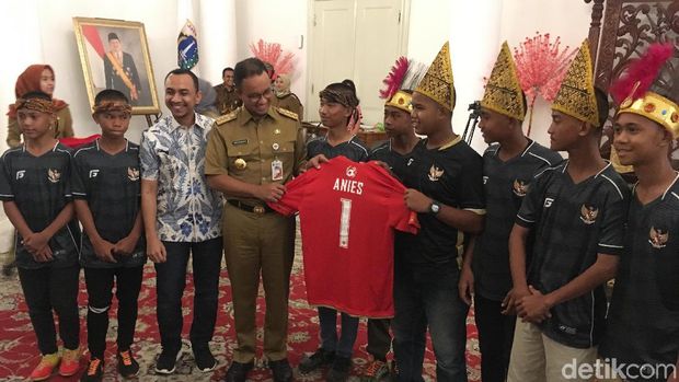 Anies-Yuni Shara Lepas Kontingen Piala Dunia Anak Jalanan ke Rusia