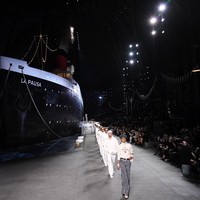 Seperti biasa, fashion show Chanel tampil dengan  tata panggung yang lain dari pada lain. Setelah roket dan Menara Eiffel, kali ini giliran kapal pesiar yang masuk ke dalam Grand Palais, Paris. Foto: Pascal Le Segretain/Getty Images for Chanel