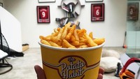 Meski sering mengunggah foto aktivitas dan pola makan sehat, Pangeran Mateen ternyata juga doyan ngemil kentang goreng. #sundaycheatday, tulisnya untuk foto ini. Foto: Instagram tmski