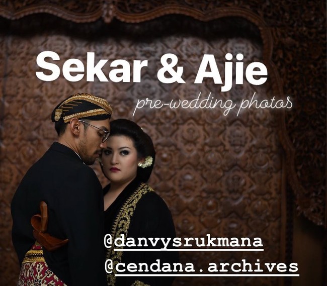 Berpose dengan latar gebyok Jawa, Sekar dan Ajie berdiri saling berhadapan. Pasangan ini resmi menikah pada Minggu, 6 Mei 2018. Pernikahan mereka dihadiri Presiden Jokowi, SBY dan Prabowo. Foto: Instagram/Cendana Archives