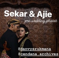 Berpose dengan latar gebyok Jawa, Sekar dan Ajie berdiri saling berhadapan. Pasangan ini resmi menikah pada Minggu, 6 Mei 2018. Pernikahan mereka dihadiri Presiden Jokowi, SBY dan Prabowo. Foto: Instagram/Cendana Archives