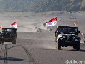 Ratusan Jeep Willys Memacu Adrenalin Arungi Gunung Bromo