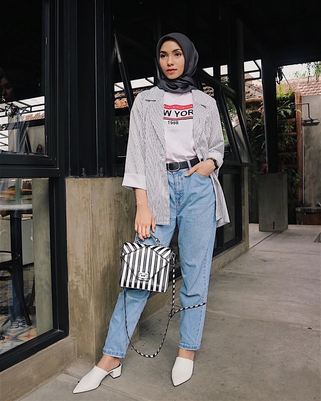 Gaya Fita Wulansari ini juga sering dipakai banyak selebgram. Berdiri dengan satu kaki di depan, tangan simpan di saku celana, tatapan mata berada 45 derajat dari kamera. Foto: Instagram Fita Wulansari