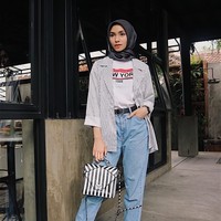 Gaya Fita Wulansari ini juga sering dipakai banyak selebgram. Berdiri dengan satu kaki di depan, tangan simpan di saku celana, tatapan mata berada 45 derajat dari kamera. Foto: Instagram Fita Wulansari