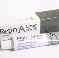 Melaju di 1970-an, ditemukanlah Retin-A, vitamin A topikal (digunakan dengan cara dioles). Retin-A terbukti secara ilmiah menjadi salah satu metode menghilangkan jerawat paling efektif. Bahan aktif ini juga masih digunakan sampai sekarang. Namun pemakaian Retin-A yang terlalu intens bisa menyebabkan kulit kering dan terkelupas. Disarankan memakai Retin-A hanya pada malam hari. Foto: Thinkstock